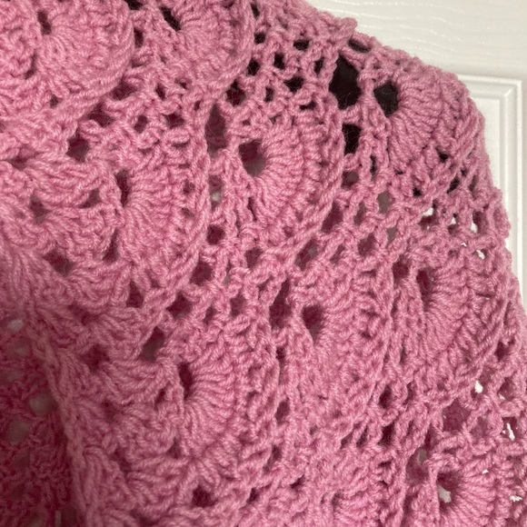 NWOT Crocheted pink shawl with fringes, Grannycore - Picture 5 of 9